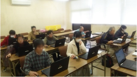 教室で受講している様子